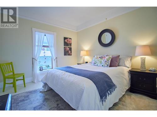 1651 2Nd Avenue Ne, Salmon Arm, BC - Indoor Photo Showing Bedroom