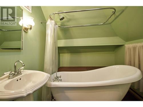 1651 2Nd Avenue Ne, Salmon Arm, BC - Indoor Photo Showing Bathroom
