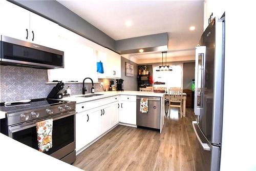 3 Pleasant Avenue, Hamilton, ON - Indoor Photo Showing Kitchen