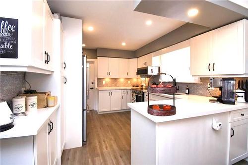 3 Pleasant Avenue, Hamilton, ON - Indoor Photo Showing Kitchen