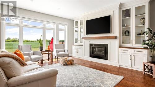 6401 North Townline Road, Amherstburg, ON - Indoor Photo Showing Living Room With Fireplace