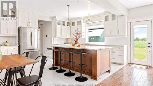 6401 North Townline Road, Amherstburg, ON - Indoor Photo Showing Kitchen With Upgraded Kitchen