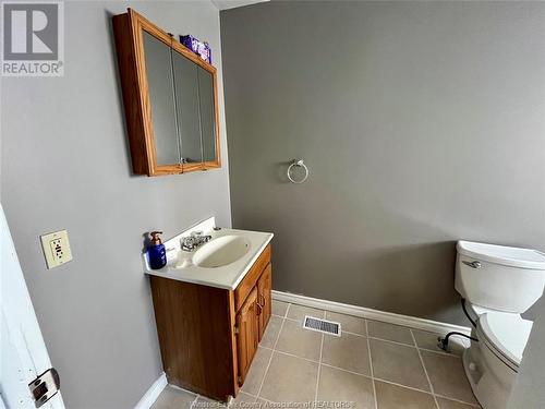 854 Pierre Avenue, Windsor, ON - Indoor Photo Showing Bathroom