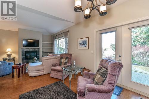 4528 Gallaghers Edgewood Drive, Kelowna, BC - Indoor Photo Showing Living Room With Fireplace