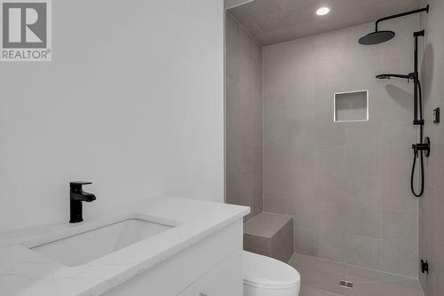 2070 Fisher Road, Kelowna, BC - Indoor Photo Showing Bathroom