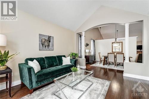 447 Mercury Street, Rockland, ON - Indoor Photo Showing Living Room