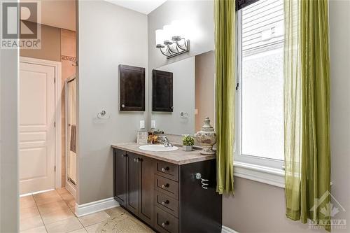447 Mercury Street, Rockland, ON - Indoor Photo Showing Bathroom