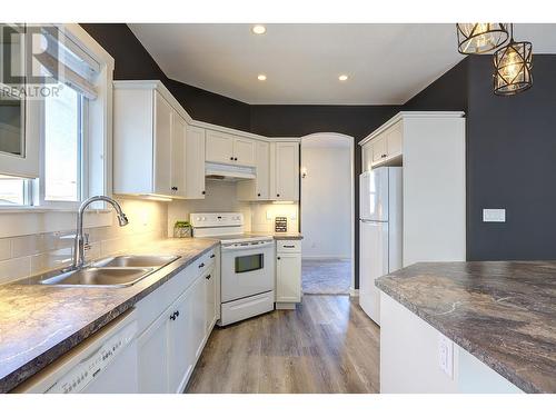 991 Mt Begbie Drive, Vernon, BC - Indoor Photo Showing Kitchen With Double Sink