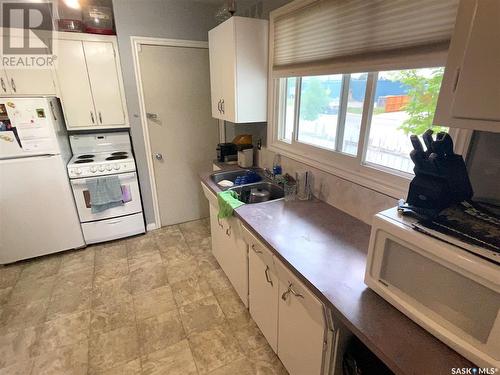 454 Montreal Avenue S, Saskatoon, SK - Indoor Photo Showing Kitchen With Double Sink
