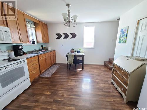 910 Lillooet Street W, Moose Jaw, SK - Indoor Photo Showing Kitchen With Double Sink