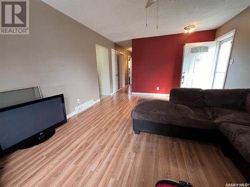430 Mowat Crescent, Saskatoon, SK - Indoor Photo Showing Living Room