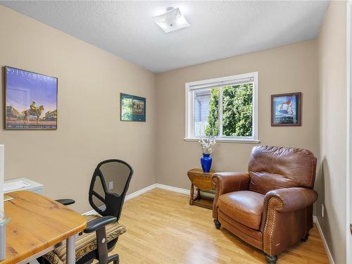 177 Sixth Ave West, Qualicum Beach, BC - Indoor Photo Showing Office