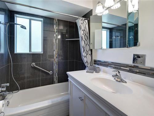 483 Tenth St, Nanaimo, BC - Indoor Photo Showing Bathroom