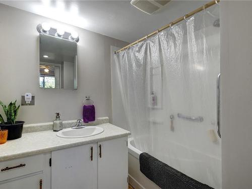 483 Tenth St, Nanaimo, BC - Indoor Photo Showing Bathroom