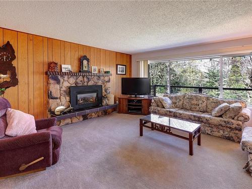 483 Tenth St, Nanaimo, BC - Indoor Photo Showing Living Room With Fireplace