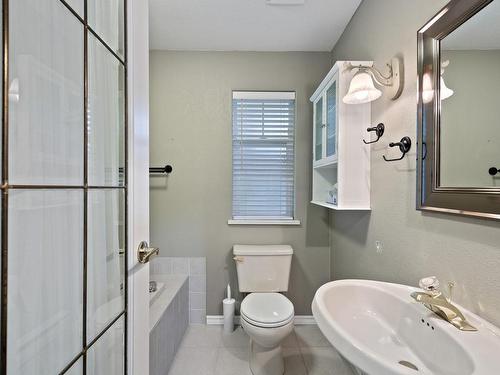 3053 Houlgrave Rd, Courtenay, BC - Indoor Photo Showing Bathroom