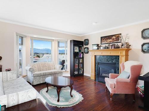 1313 Farquharson Dr, Courtenay, BC - Indoor Photo Showing Living Room With Fireplace
