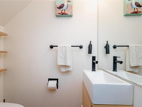 1-532 Fisgard St, Victoria, BC - Indoor Photo Showing Bathroom