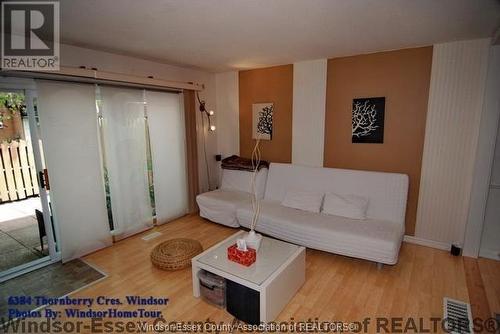 6384 Thornberry Crescent, Windsor, ON - Indoor Photo Showing Living Room