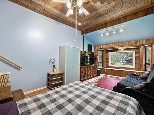 353 Powerhouse Rd, Courtenay, BC - Indoor Photo Showing Bedroom
