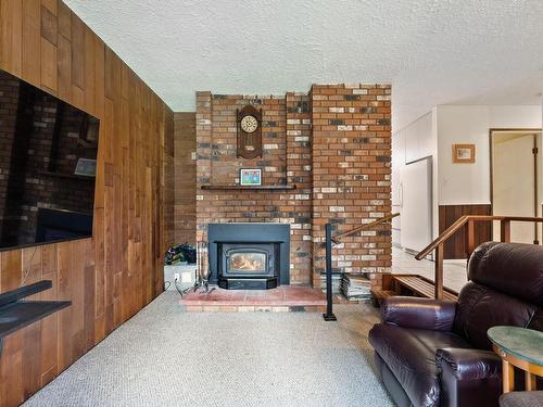 353 Powerhouse Rd, Courtenay, BC - Indoor Photo Showing Living Room With Fireplace