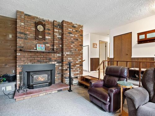 353 Powerhouse Rd, Courtenay, BC - Indoor Photo Showing Living Room With Fireplace
