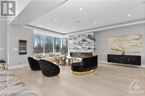 493 Shoreway Drive, Greely, ON - Indoor Photo Showing Living Room