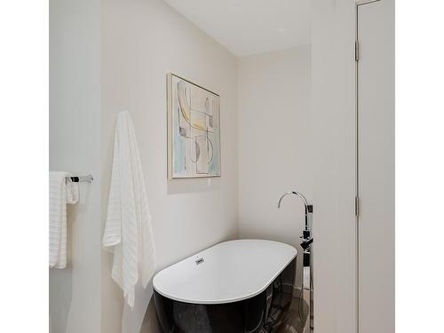 10925 Prentice Pl, North Saanich, BC - Indoor Photo Showing Bathroom