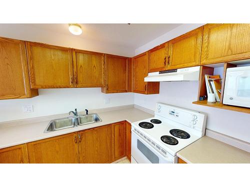 15 - 2375 1St Street S, Cranbrook, BC - Indoor Photo Showing Kitchen With Double Sink