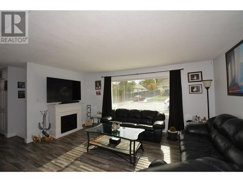 3407 Okanagan Avenue, Vernon, BC - Indoor Photo Showing Living Room
