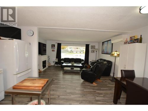 3407 Okanagan Avenue, Vernon, BC - Indoor Photo Showing Living Room