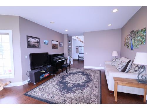 670 Cameron Avenue, Grand Forks, BC - Indoor Photo Showing Living Room