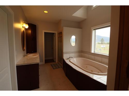 670 Cameron Avenue, Grand Forks, BC - Indoor Photo Showing Bathroom