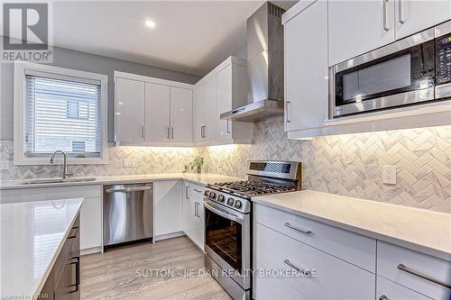 98 Locky Lane, Middlesex Centre, ON - Indoor Photo Showing Kitchen With Upgraded Kitchen