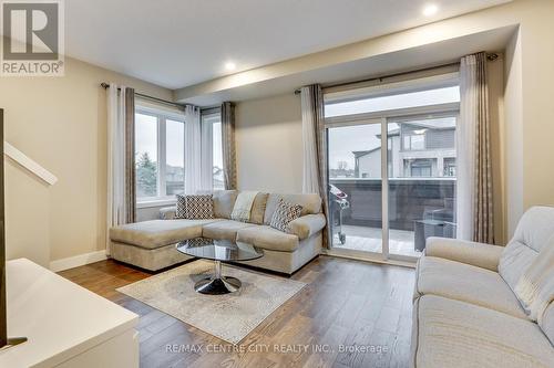 #1 -2070 Meadowgate Blvd, London, ON - Indoor Photo Showing Living Room