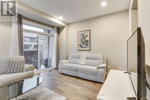 1 - 2070 Meadowgate Boulevard, London, ON - Indoor Photo Showing Living Room