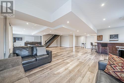 22 Pathfinder Crt, Hamilton, ON - Indoor Photo Showing Living Room