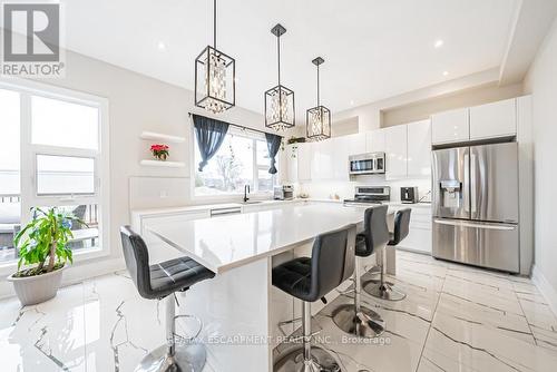22 Pathfinder Crt, Hamilton, ON - Indoor Photo Showing Kitchen With Upgraded Kitchen