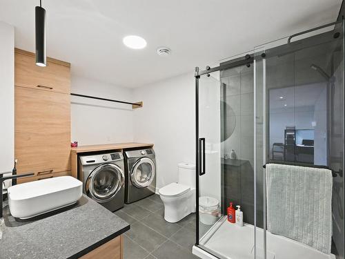 Salle de bains - 385 15E Avenue E., Venise-En-Québec, QC - Indoor Photo Showing Laundry Room