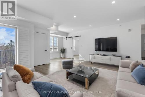 #414 -5 Chef Lane, Barrie, ON - Indoor Photo Showing Living Room