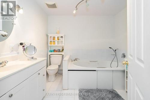 343 Arthur St, Orillia, ON - Indoor Photo Showing Bathroom