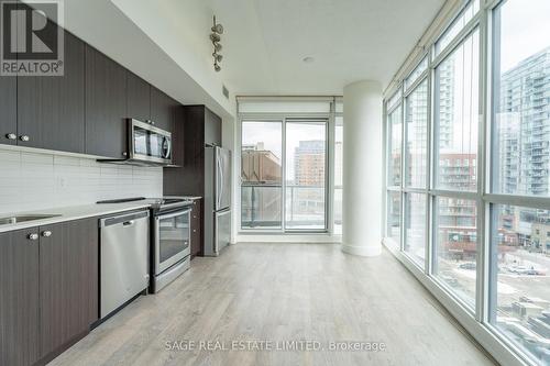 1005 - 30 Roehampton Avenue, Toronto, ON - Indoor Photo Showing Kitchen With Upgraded Kitchen