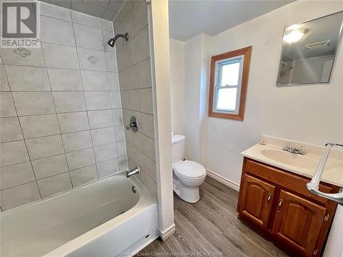 854 Pierre Avenue, Windsor, ON - Indoor Photo Showing Bathroom