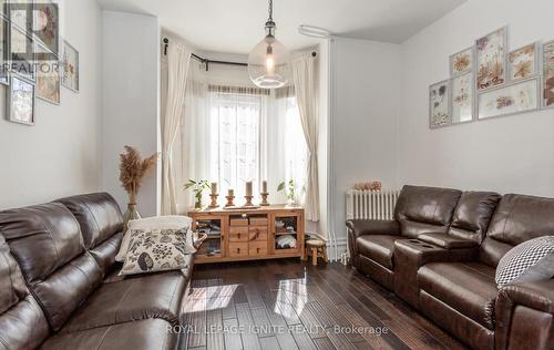35 Elizabeth Street N, Brampton, ON - Indoor Photo Showing Living Room