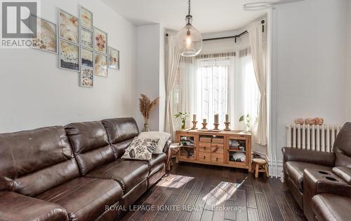 35 Elizabeth Street N, Brampton, ON - Indoor Photo Showing Living Room