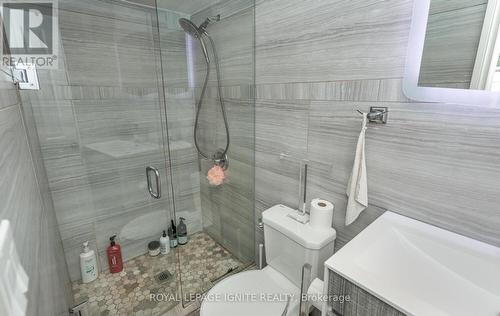 35 Elizabeth Street N, Brampton, ON - Indoor Photo Showing Bathroom