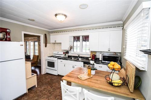 305 Main Street W, Dunnville, ON - Indoor Photo Showing Kitchen With Double Sink