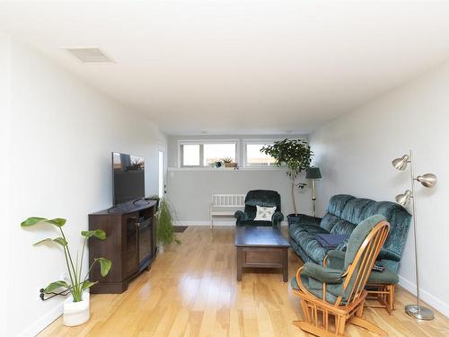 103 375 Adelaide Street, Thunder Bay, ON - Indoor Photo Showing Living Room