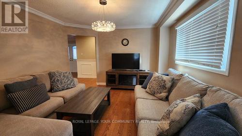 4 Pickett Crescent, Richmond Hill, ON - Indoor Photo Showing Living Room