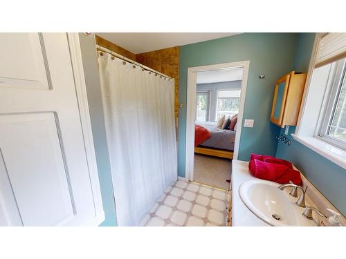 3001 Westside Road, Moyie, BC - Indoor Photo Showing Bathroom